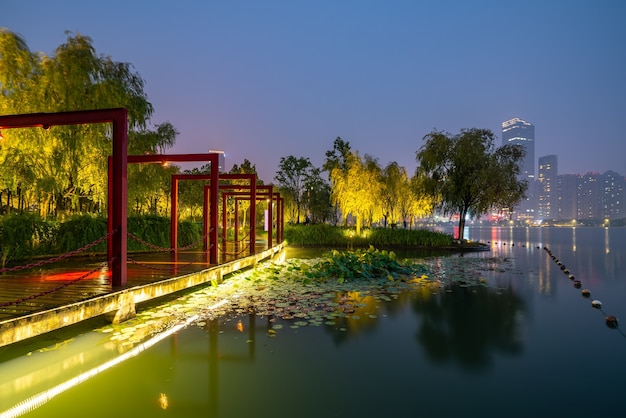 Foto vista nocturna del centro de asuntos gubernamentales de hefei