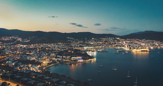 Vista nocturna del centro de Bodrum iluminado en el sur de Turquía. Castillo de Bodrum en la noche