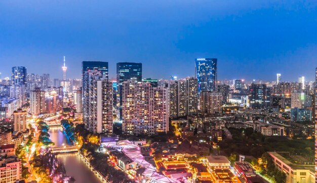 Vista nocturna de Chengdu Jiuyanqiao CBD y modernos rascacielos.