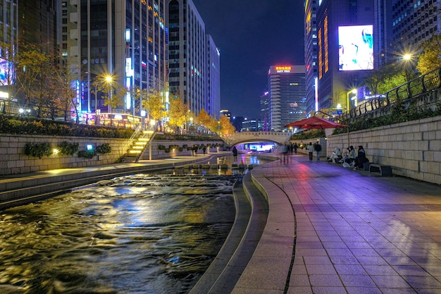 Foto la vista nocturna de cheonggyecheon en seúl, corea del sur