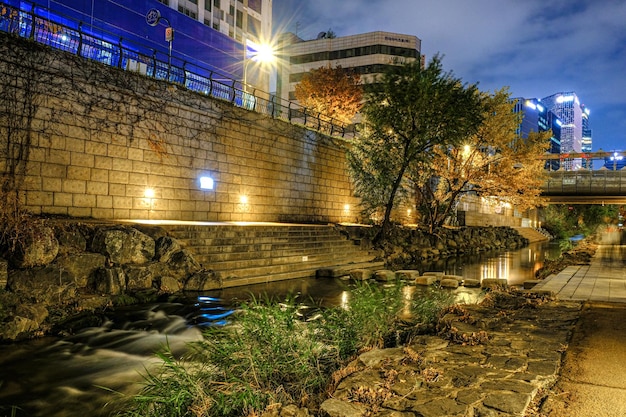 Foto la vista nocturna de cheonggyecheon en seúl, corea del sur