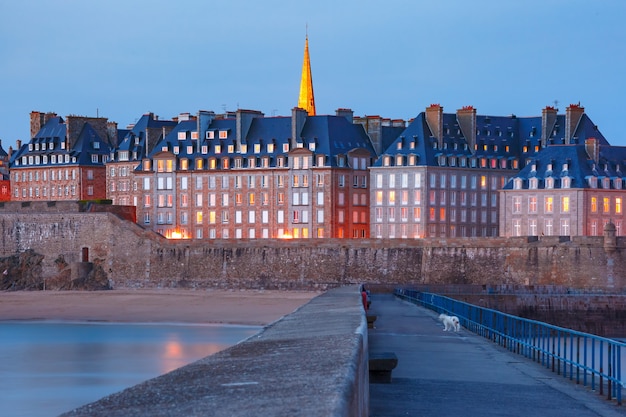 Vista nocturna de la ciudad amurallada de Saint-Malo con la Catedral de San Vicente, la famosa ciudad portuaria de los corsarios es conocida como ciudad corsaria, Bretaña, Francia