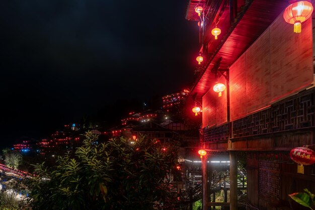 Vista nocturna de la ciudad antigua de gongtan en Youyang Chongqing China