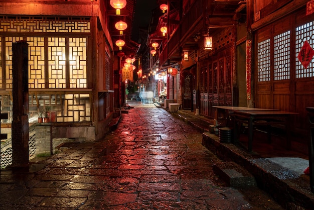 Vista nocturna de la ciudad antigua de gongtan en Youyang Chongqing China