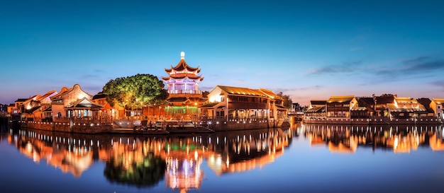 Vista nocturna de la ciudad antigua de Shantang en Suzhou