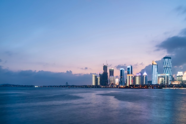 Vista nocturna de la ciudad de arquitectura moderna en Qingdao