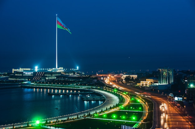 Vista nocturna de la ciudad de Bakú, Azerbaiyán