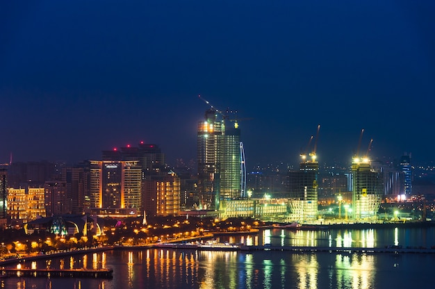 Vista nocturna de la ciudad de Bakú, Azerbaiyán