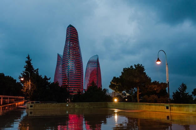 Vista nocturna de la ciudad de Bakú, Azerbaiyán