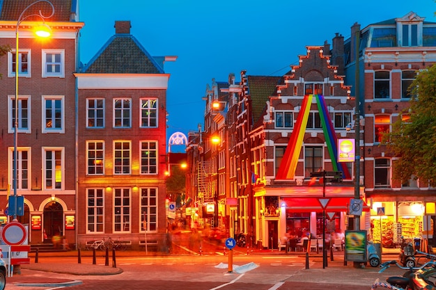 Vista nocturna de la ciudad de la calle Amsterdam