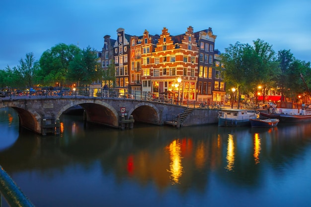 Vista nocturna de la ciudad del canal de Amsterdam y el puente