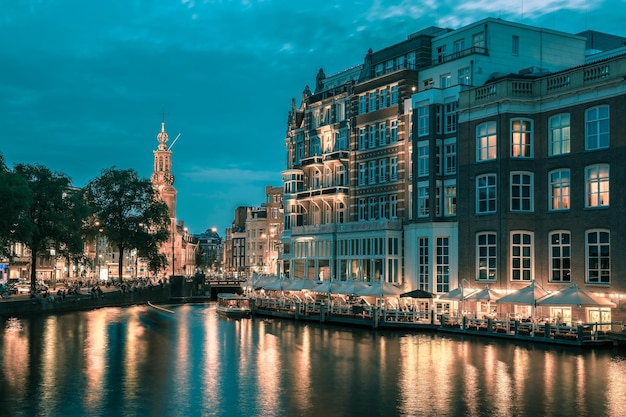 Vista nocturna de la ciudad del canal de Amsterdam y el puente