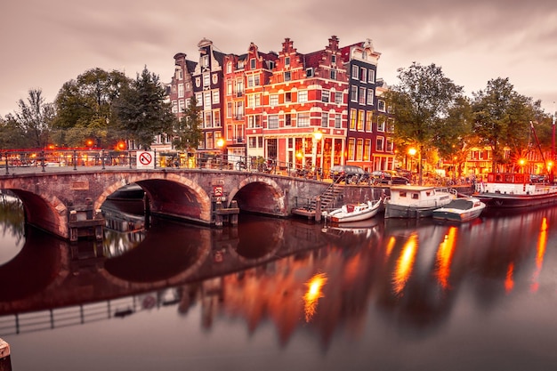 Vista nocturna de la ciudad del canal de Amsterdam y el puente