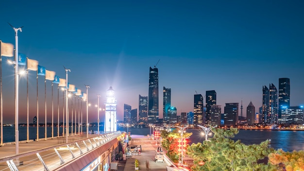 Vista nocturna de la ciudad costera de Qingdao