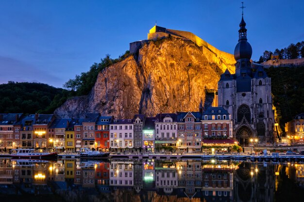 Vista nocturna de la ciudad de Dinant, Bélgica