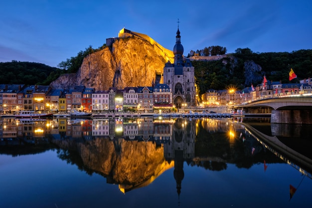 Vista nocturna de la ciudad de Dinant, Bélgica