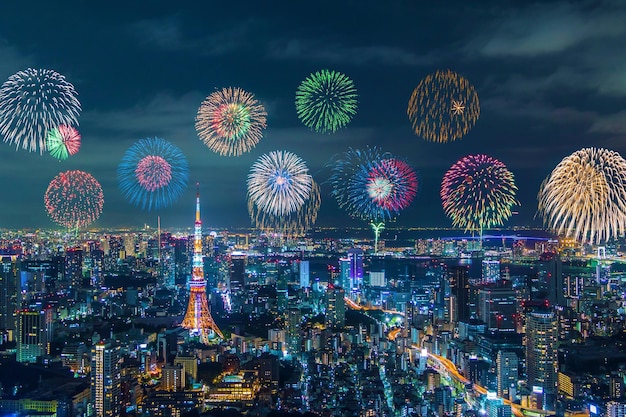 vista nocturna de la ciudad y fuegos artificiales