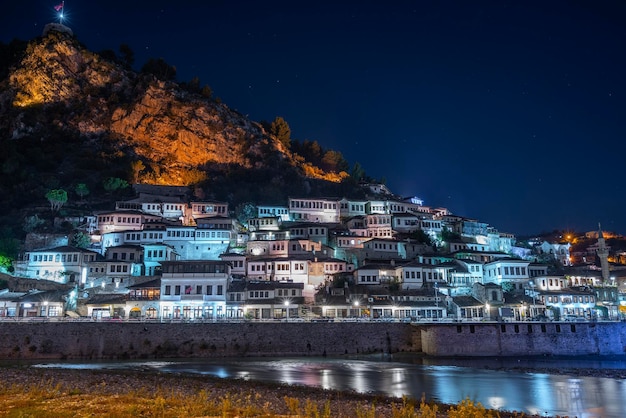 Vista nocturna de la ciudad histórica de Berat en el sur de Albania por la noche con todas las luces intermitentes y wh