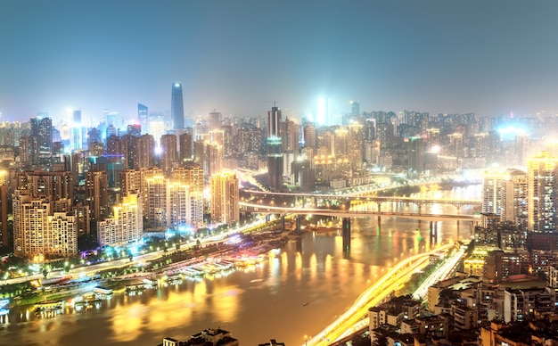 Vista nocturna de la ciudad moderna, Chongqing, China,