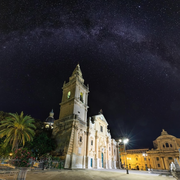 Vista nocturna de la ciudad de Ragusa Sicilia Italia