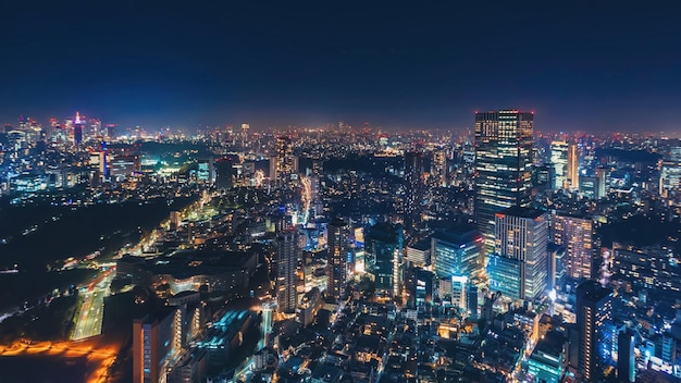 Una vista nocturna de la ciudad de tokio con un cielo azul y luces.