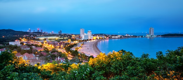 Vista nocturna de la ciudad vieja de Qingdao