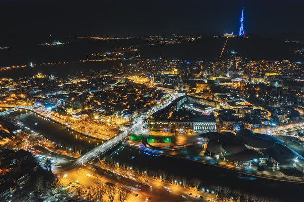 Una vista nocturna de la ciudad de volgogrado.