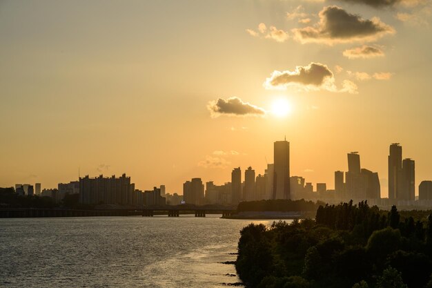 La vista nocturna de la ciudad de Yeouido, un edificio alto, filmado en el puente Dongjak en Seúl al atardecer