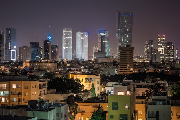 Vista nocturna de la ciudad