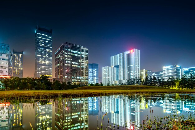 Vista nocturna de edificios de oficinas en el distrito financiero de Suzhou, China