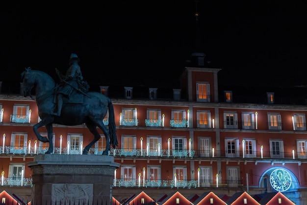 Vista nocturna de la fachada de un edificio con adornos navideños en la Plaza Mayor de Madrid España