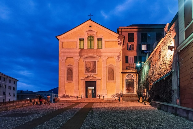 Vista nocturna de la fachada de la Iglesia de San Nicola en Génova Sestri Ponente