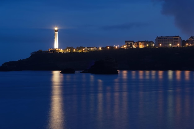 La vista nocturna del faro de AngetBiarritz Francia