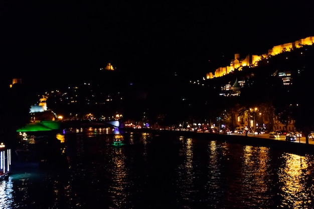 Vista nocturna de la fortaleza Narikala en Tbilisi Georgia