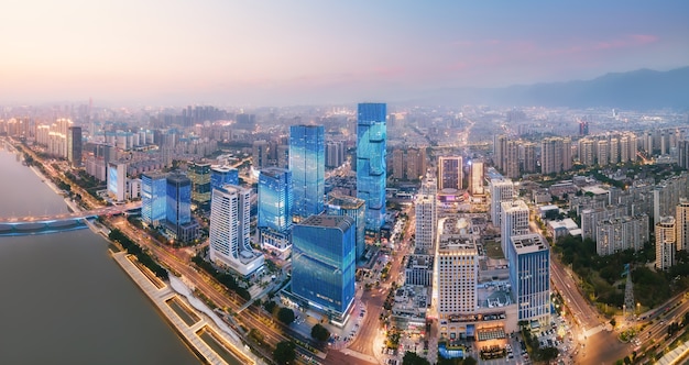 Vista nocturna de fotografía aérea de la arquitectura moderna en la ciudad de Fuzhou, China