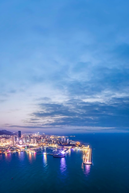 Vista nocturna de la fotografía aérea de los edificios modernos de la ciudad en Qingdao, China