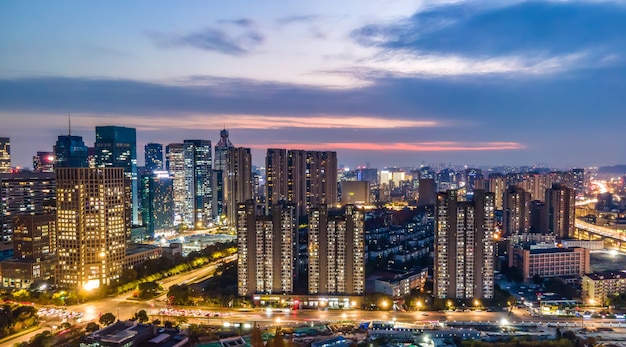 Vista nocturna de la fotografía aérea del paisaje de la arquitectura de la ciudad moderna en Hangzhou, China