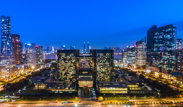 Vista nocturna de la fotografía aérea del paisaje de la arquitectura de la ciudad moderna en Hangzhou, China