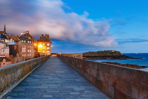 Vista nocturna de la hermosa ciudad amurallada Intra-Muros en Saint-Malo, también conocida como ciudad corsaria, Bretaña, Francia