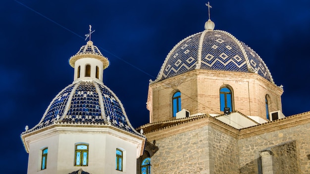 Vista nocturna de la hermosa Iglesia de Nuestra Señora de la Consolación en el pueblo mediterráneo de Altea provincia de Alicante España