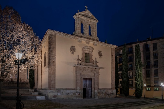 Vista nocturna de la iglesia de San Blas de Salamanca