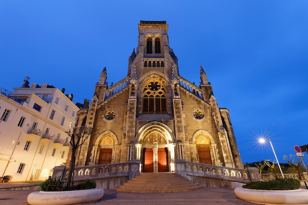 Vista nocturna de la iglesia Santa Eugenia en Biarritz Francia