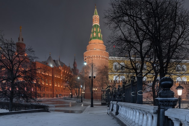 Vista nocturna del Kremlin y Alexander Garden Moscú Rusia