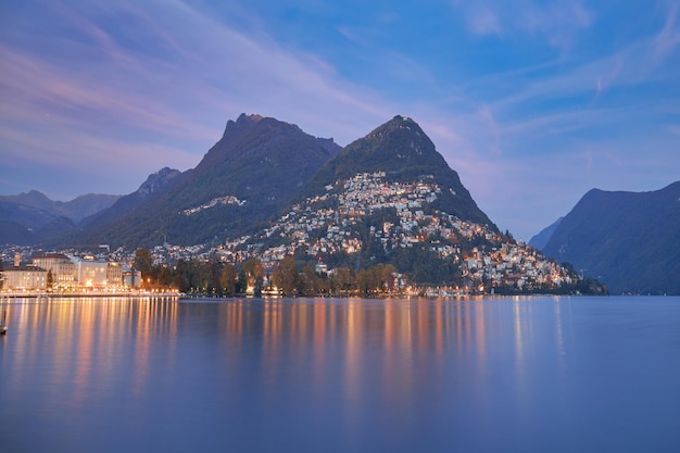 Vista nocturna del lago de Lugano en Suiza