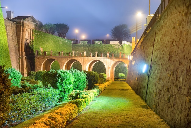 Vista nocturna con luz e iluminación del Castillo de Montjuic en la montaña de Montjuic en Barcelona, España