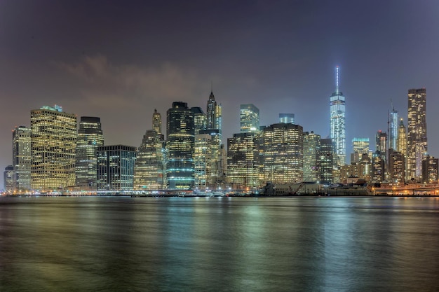 Vista nocturna de manhattan desde brooklyn