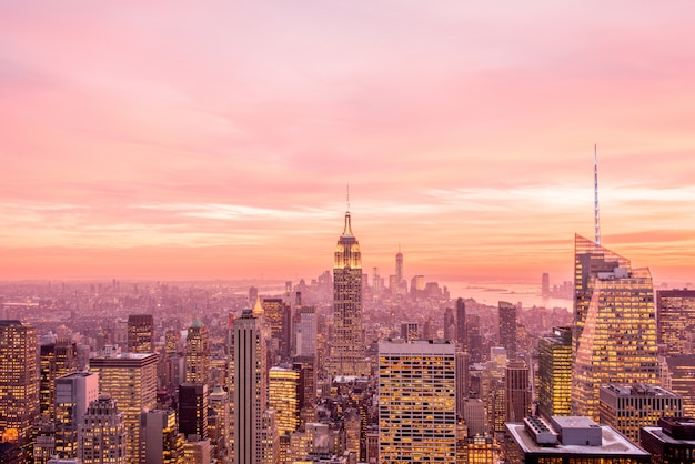 Vista nocturna de Manhattan de Nueva York durante el atardecer