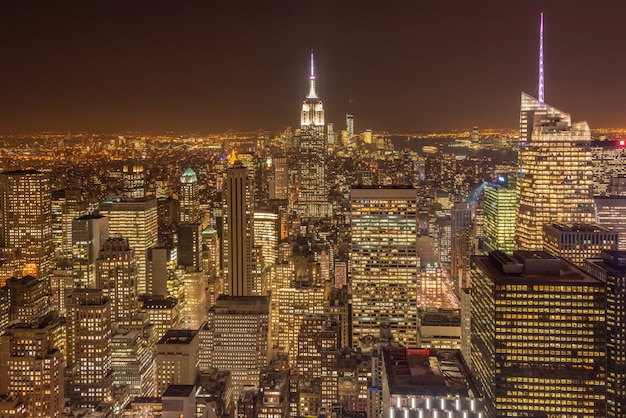 Vista nocturna de Manhattan de Nueva York durante el atardecer