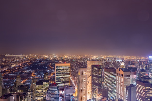 Vista nocturna de Manhattan de Nueva York durante el atardecer