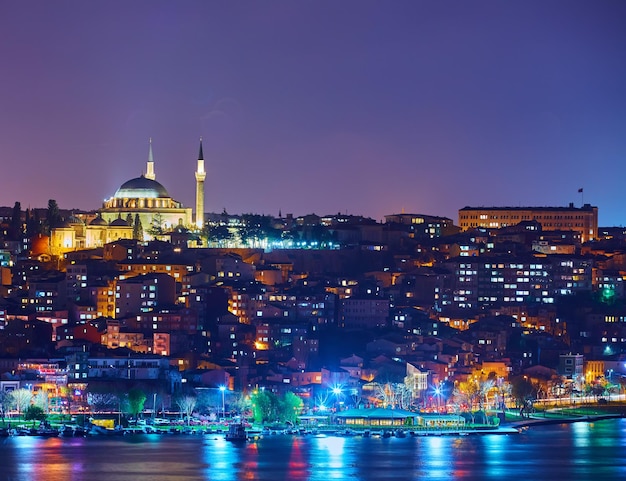 Vista nocturna de la Mezquita Suleymaniye, la más grande de la ciudad, Estambul, Turquía